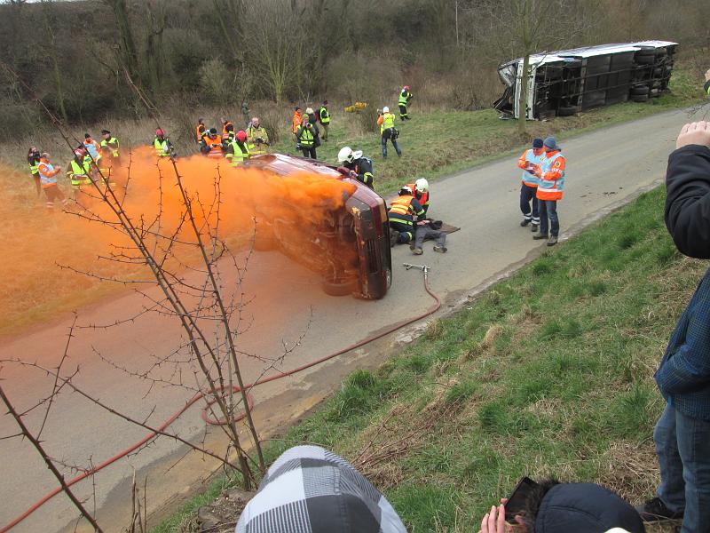 foto 038.jpg - Cvien sloek IZS - dopravn nehoda autobusu a osobnho vozidla